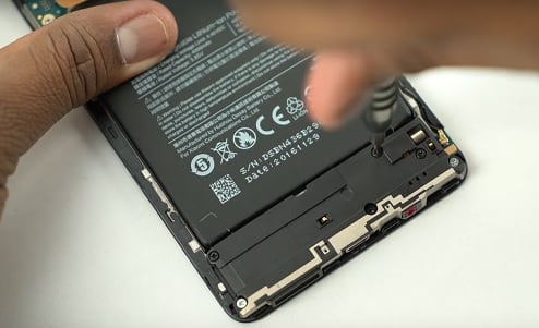 We disassemble the Xiaomi smartphone