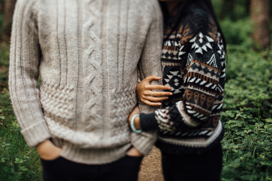 Autumn photo ideas for Instagram - a couple in sweaters
