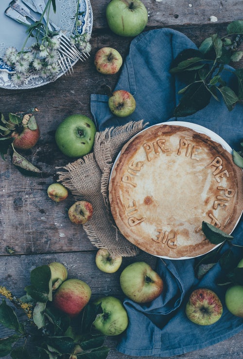 autumn photo ideas for instagram - apples pie charlotte