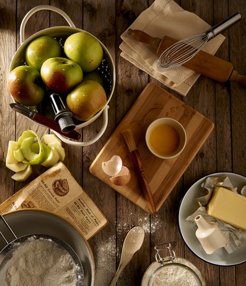 Autumn photo ideas for Instagram - layout apples in the kitchen