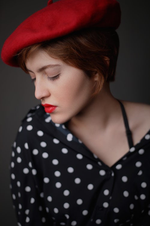 autumn photo ideas for instagram - girl in a beret