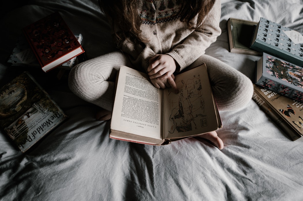 autumn photo ideas for instagram - read a book in bed