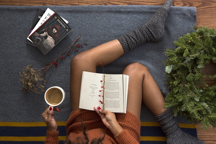 Autumn photo ideas for Instagram - girl with coffee and a book