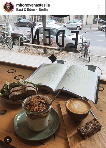Autumn photo ideas for Instagram - read a book in a cafe