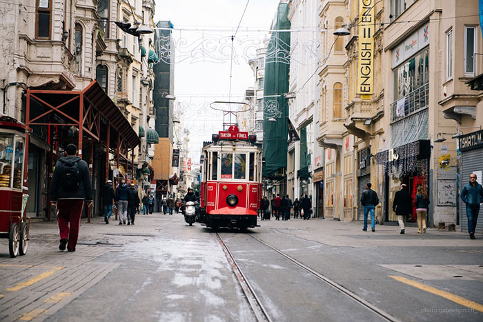 Autumn photo ideas for Instagram - retro tram