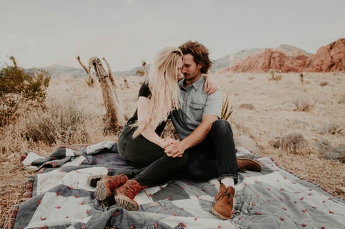 Autumn photo ideas for Instagram - a picnic for a couple of lovers