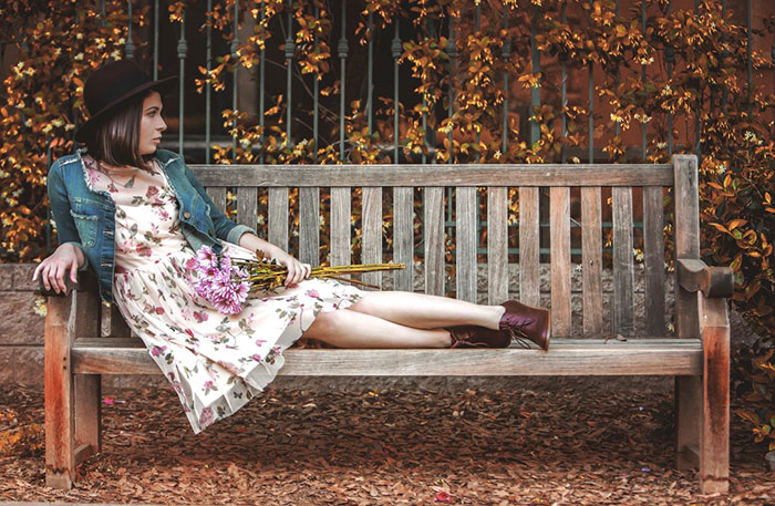 Autumn photo ideas for Instagram - a girl on a bench