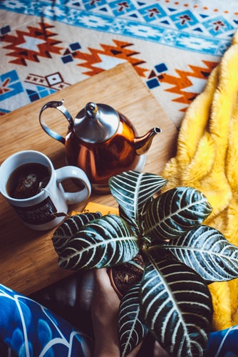 Autumn photo ideas for Instagram - tea in bed